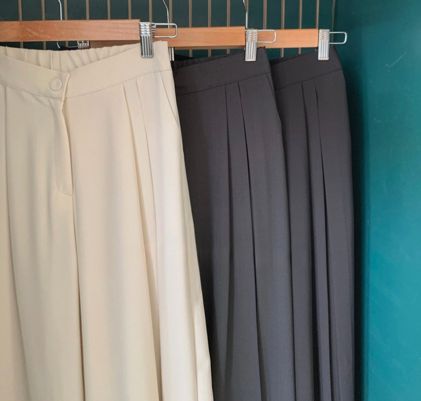 * Airy Pleated Wide Slacks