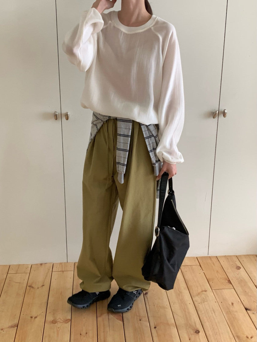 * Half blouse-style sweatshirt