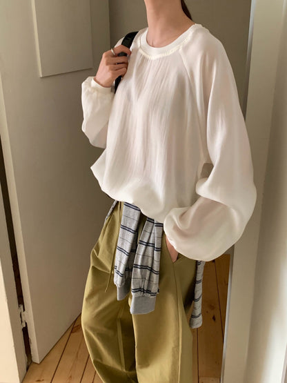 * Half blouse-style sweatshirt