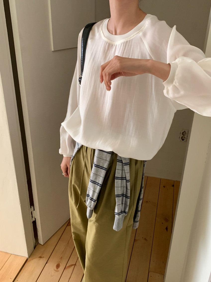 * Half blouse-style sweatshirt