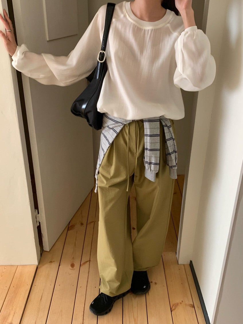 * Half blouse-style sweatshirt
