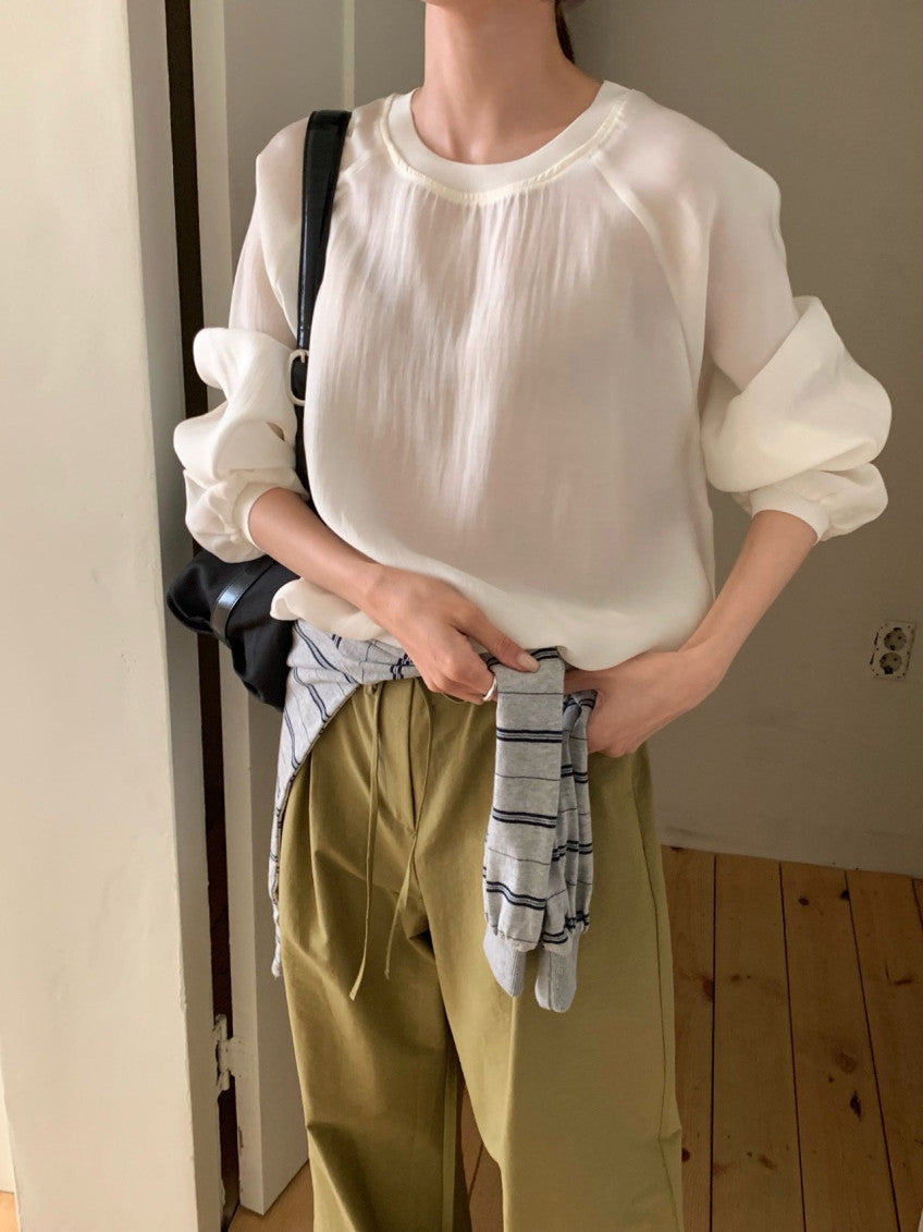 * Half blouse-style sweatshirt